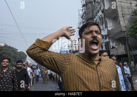 Kolkata, lo stato indiano del Bengala Occidentale. 28 Nov, 2016. Un attivista indiana dal partito marxista comunista indiano di protesta contro la recente demonetizzazione spostare in un rally in Kolkata, capitale dell'est lo stato indiano del Bengala Occidentale, nov. 28, 2016. India di partiti di opposizione lunedì chiamato su tutto il territorio nazionale per le proteste contro il governo la demonetizzazione spostare. Credito: Tumpa Mondal/Xinhua/Alamy Live News Foto Stock