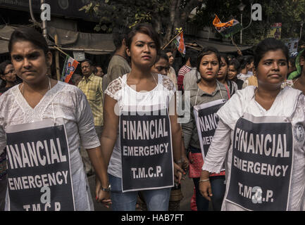 Kolkata, India. 28 Nov, 2016. Attivisti indiani dal Trinamool Congress (TMC) parte di protesta contro la recente demonetizzazione spostare durante un rally in Kolkata, capitale dell'est lo stato indiano del Bengala Occidentale, India, nov. 28, 2016. India di partiti di opposizione lunedì chiamato su tutto il territorio nazionale per le proteste contro il governo la demonetizzazione spostare. Credito: Tumpa Mondal/Xinhua/Alamy Live News Foto Stock