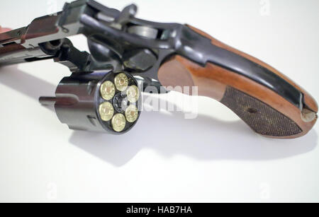 Gdansk, Polonia 28 novembre 2016 File foto scattate nel 2015 e 2016 presso il poligono di tiro a Danzica, Polonia Colt Python revolver cal .38 Special è visto polacco il Ministro della Difesa di Antoni Macierewicz suggerito che l accesso dei cittadini alle armi da fuoco in Polonia può essere ampliata in futuro. Macierewicz detto che un passo importante in questa direzione è stata la creazione dei countrys approvato di recente delle forze di difesa territoriale, basato su volontari. Credito: Michal Fludra/Alamy Live News Foto Stock