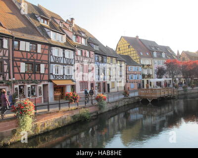 Colmar, Francia. 6 Ottobre, 2016. Vista del Canal du Logelbach nel centro storico di Colmar, Francia, 6 ottobre 2016. Foto: Sabine Glaubitz/dpa/Alamy Live News Foto Stock