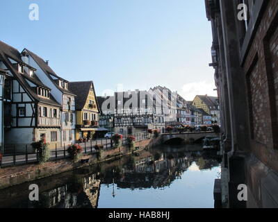 Colmar, Francia. 6 Ottobre, 2016. Vista del Canal du Logelbach nel centro storico di Colmar, Francia, 6 ottobre 2016. Foto: Sabine Glaubitz/dpa/Alamy Live News Foto Stock