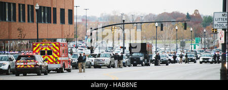 Columbus, U.S.A. 28 Nov, 2016. Novembre 23, 2016: Polizia di Columbus e di prima emergenza bloccare le strade alla Ohio State University mentre è in corso la ricerca di un tiratore. Columbus, Ohio, Stati Uniti d'America. Credito: Brent Clark/Alamy Live News Foto Stock