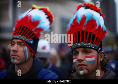 Cleveland, OH, Stati Uniti d'America. 26 ott 2016. CLEVELAND, OH - OTTOBRE 26 .Jason Bandy e Branson Harris attendere in linea fuori feild progressiva per gioco 2 della serie mondiale tra i Cleveland Indians e la Chicago Cubs. (Michael F. McElroy © Michael F. Mcelroy/ZUMA filo/Alamy Live News Foto Stock