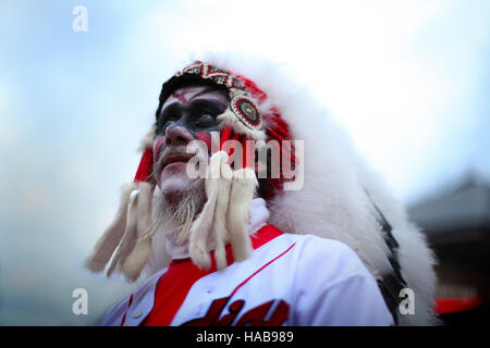 Cleveland, OH, Stati Uniti d'America. 26 ott 2016. CLEVELAND, OH - OTTOBRE 26 .una ventola indiani decked out in un abito di testa e viso attende di vernice nella linea fuori feild progressiva per gioco 2 della serie mondiale tra i Cleveland Indians e la Chicago Cubs. (Michael F. McElroy © Michael F. Mcelroy/ZUMA filo/Alamy Live News Foto Stock