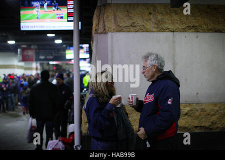 Cleveland, OH, Stati Uniti d'America. 26 ott 2016. CLEVELAND, OH - OTTOBRE 26 .Jim Ritchie e Marshia Maus hanno una cioccolata calda al gioco 2 della serie mondiale tra i Cleveland Indians e la Chicago Cubs a scheggiature Angolo dello Sport nel centro di Cleveland. © Michael F. Mcelroy/ZUMA filo/Alamy Live News Foto Stock