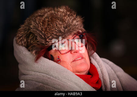 Cleveland, OH, Stati Uniti d'America. 26 ott 2016. CLEVELAND, OH - ottobre 26 . Colleen Skocz trys per stare al caldo come lei guarda gioco 2 della serie mondiale tra i Cleveland Indians e la Chicago Cubs. (Michael F. McElroy © Michael F. Mcelroy/ZUMA filo/Alamy Live News Foto Stock