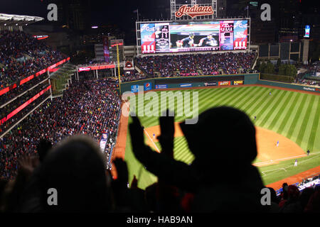 Cleveland, OH, Stati Uniti d'America. 26 ott 2016. CLEVELAND, OH - OTTOBRE 26 .indiani ventole ad alta cinque dopo il punteggio di una corsa contro il Chicago Cubs nel gioco 2 del World Series a Progressive field nel centro cittadino di Cleveland. (Michael F. McElroy © Michael F. Mcelroy/ZUMA filo/Alamy Live News Foto Stock