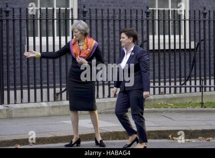 Londra, Regno Unito. Il 28 novembre 2016. La riunione di due donne Primo ministro della Polonia - Beata Szydlo e Primo Ministro del Regno Unito - Theresa Maggio al n. 10 di Downing Street, Londra. Credito: Marcin Libera/Alamy Live News Foto Stock