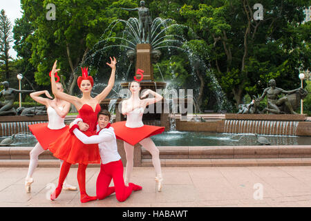 Sydney, Australia. 29 Nov, 2016. Australian Ballerini eseguire gli atti da Alice nel Paese delle Meraviglie. Questa anteprima media photo call ha avuto luogo Hyde Park il 29 novembre 2016. Credito: mjmediabox / Alamy Live News Foto Stock