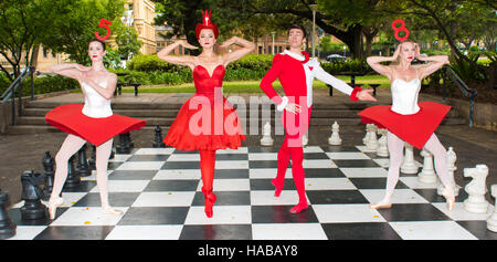 Sydney, Australia. 29 Nov, 2016. Australian Ballerini eseguire gli atti da Alice nel Paese delle Meraviglie. Questa anteprima media photo call ha avuto luogo Hyde Park il 29 novembre 2016. Credito: mjmediabox / Alamy Live News Foto Stock