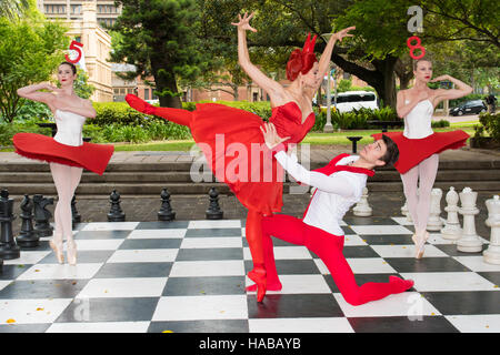 Sydney, Australia. 29 Nov, 2016. Australian Ballerini eseguire gli atti da Alice nel Paese delle Meraviglie. Questa anteprima media photo call ha avuto luogo Hyde Park il 29 novembre 2016. Credito: mjmediabox / Alamy Live News Foto Stock