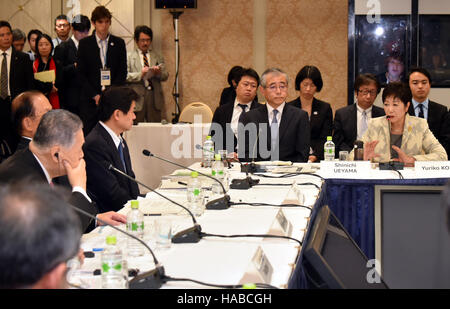 Tokyo, Giappone. 29 Nov, 2016. Tokyo Gov. Yuriko Koike parla durante un quattro-parte incontro a rivedere i costi e luoghi per il 2020 Tokyo Olimpiadi e Paraolimpiadi invernali presso un hotel di Tokyo il Martedì, Novembre 29, 2016. I quattro di alto livello di rappresentanti del Comitato Olimpico Internazionale, 2020 Giochi organizzatori, Tokyo Metropolitan e governi giapponese ha discusso i dettagli riguardanti le sedi per canottaggio/canoa e pallavolo sulla base di proposte da parte del governo metropolitano. Credito: Natsuki Sakai/AFLO/Alamy Live News Foto Stock