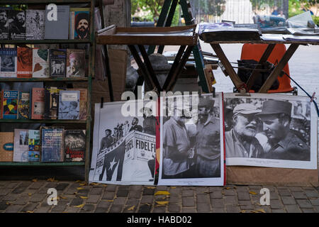 La Havana, Cuba, 26 novembre 2016. Scene intorno alla città vecchia di La Havana il giorno Castri e fortezze della morte è stato annunciato. Vecchie foto di Fidel Castro con Ernest Hemmingway in una fase di stallo nel Plaza Armas. Foto Stock