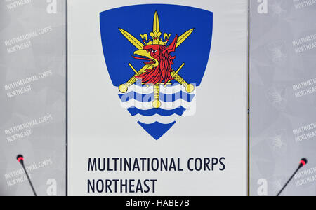 Szczecin, Polonia. 28 Nov, 2016. Il logo della multinazionale della NATO Corps nordest, in Szczecin, Polonia, 28 novembre 2016. Foto: Soeren Stache/dpa/Alamy Live News Foto Stock