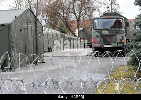 Szczecin, Polonia. 28 Nov, 2016. Un carrello di multinazionale della NATO Corps Northeast parcheggiata fuori tende dietro il filo spinato, in Szczecin, Polonia, 28 novembre 2016. Foto: Soeren Stache/dpa/Alamy Live News Foto Stock