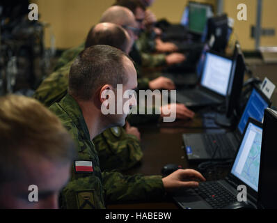 Szczecin, Polonia. 28 Nov, 2016. Soldati della NATO corpo multinazionale Nord-est seduti in un cosiddetto comando mobile post, in Szczecin, Polonia, 28 novembre 2016. Foto: Soeren Stache/dpa/Alamy Live News Foto Stock