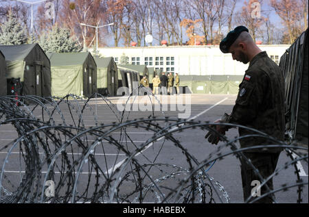 Szczecin, Polonia. 28 Nov, 2016. Un soldato della NATO corpo multinazionale Nord-est in piedi fuori tende dietro il filo spinato, in Szczecin, Polonia, 28 novembre 2016. Foto: Soeren Stache/dpa/Alamy Live News Foto Stock