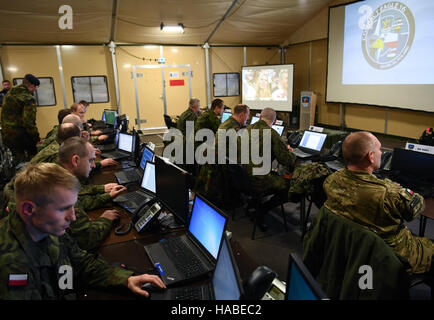 Szczecin, Polonia. 28 Nov, 2016. Soldati della NATO corpo multinazionale Nord-est seduti in un cosiddetto comando mobile post, in Szczecin, Polonia, 28 novembre 2016. Foto: Soeren Stache/dpa/Alamy Live News Foto Stock