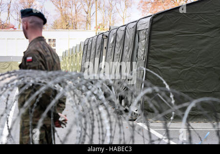 Szczecin, Polonia. 28 Nov, 2016. Un soldato della NATO corpo multinazionale Nord-est in piedi fuori tende dietro il filo spinato, in Szczecin, Polonia, 28 novembre 2016. Foto: Soeren Stache/dpa/Alamy Live News Foto Stock