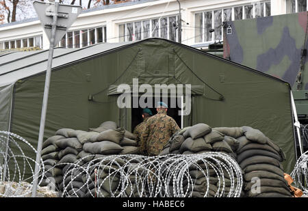 Szczecin, Polonia. 28 Nov, 2016. Soldati della NATO corpo multinazionale Nord-est andare in una tenda dietro il filo spinato, in Szczecin, Polonia, 28 novembre 2016. Foto: Soeren Stache/dpa/Alamy Live News Foto Stock