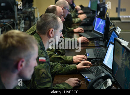 Szczecin, Polonia. 28 Nov, 2016. Soldati della NATO corpo multinazionale Nord-est seduti in un cosiddetto comando mobile post, in Szczecin, Polonia, 28 novembre 2016. Foto: Soeren Stache/dpa/Alamy Live News Foto Stock