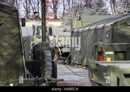 Szczecin, Polonia. 28 Nov, 2016. Un carrello di multinazionale della NATO Corps Northeast parcheggiata fuori tende dietro il filo spinato, in Szczecin, Polonia, 28 novembre 2016. Foto: Soeren Stache/dpa/Alamy Live News Foto Stock