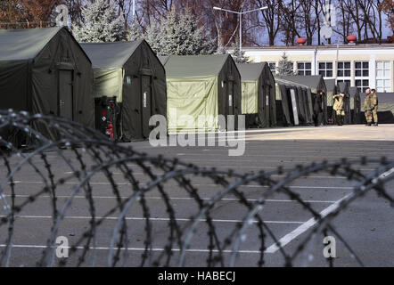 Szczecin, Polonia. 28 Nov, 2016. Soldati della NATO corpo multinazionale Nord-est in piedi fuori tende dietro il filo spinato, in Szczecin, Polonia, 28 novembre 2016. Foto: Soeren Stache/dpa/Alamy Live News Foto Stock