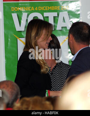 Sassari, Italia. 29 Nov 2016. Maria Elena boschi, il Ministro delle riforme costituzionali di Italia parlare alla riunione politica circa il referendum costituzionale del 4° dic 2016 in Italia. Credito: alberto maisto / Alamy Live News Foto Stock