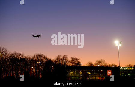 Novembre 29, 2016 Zaventem, Belgio: un aereo di linea è lo sbarco in Zaventem (Aeroporto di Bruxelles). Foto: THIERRY MONASSE/DPA - nessun filo servizio- foto: Thierry Monasse/dpa Foto Stock