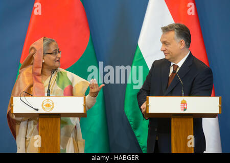 Budapest, Ungheria. 29 Nov, 2016. Del Bangladesh in visita il Primo Ministro Sheikh Hasina Wazed (L) e il suo omologo ungherese Viktor Orban partecipare ad una conferenza stampa congiunta dopo la loro riunione a Budapest, capitale di Ungheria, su nov. 29, 2016. Viktor Orban e Sheikh Hasina Wazed incontrato qui il Martedì, sottolineando la loro intenzione di cooperare. Credito: Attila Volgyi/Xinhua/Alamy Live News Foto Stock