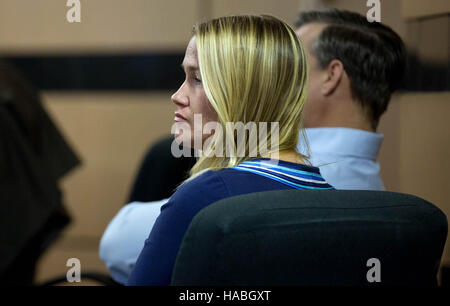 West Palm Beach, Florida, Stati Uniti d'America. 29 Nov, 2016. Carly nero, madre di Austin Stephanos e suo padre, Blu Stephanos, assistere ad una audizione presso il Palm Beach County Courthouse in West Palm Beach, Florida il 29 novembre 2016. Perry Cohen il padre ha presentato un progetto di legge di scoperta per permettere il rilascio di informazioni elettroniche. Avvocati per Perry Cohen della madre Pamela, così come il Blu Stephanos e Carly nero - i genitori di Austin - vogliamo che il progetto di legge di scoperta negato. © Allen Eyestone/Palm Beach post/ZUMA filo/Alamy Live News Foto Stock