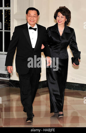 Ex Stati Uniti Segretario del lavoro Elaine Chao e il dott. James Chao arrivare per lo stato la cena in onore del presidente Hu Jintao della Cina presso la Casa Bianca a Washington DC su Mercoledì, 19 gennaio 2011. Credito: Ron Sachs/CNP /MediaPunch /MediaPunch Foto Stock