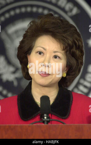 Washington, DC - 11 Gennaio 2001 -- Elaine Chao parla dopo Stati Uniti Presidente-eletto George Bush chiamato il suo come segretario del Lavoro di Washington il 11 gennaio 2001. Credito: Ron Sachs/CNP /MediaPunch /MediaPunch Foto Stock