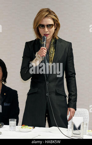 Tokyo, Giappone. 30 Novembre, 2016. Musicista giapponese Yoshiki di X JAPAN incontra i membri della sentenza Partito Liberale Democratico del Giappone (LDP) nella loro sede sul Novembre 30, 2016, Tokyo, Giappone. Yoshiki è stato invitato a contribuire a promuovere il Primo Ministro Shinzo Abe di amministrazione del progetto Cool Giappone all'estero. Raffreddare il Giappone è un progetto governativo che mira a promuovere la cultura giapponese e di attirare i visitatori stranieri. Nel 2016 il numero dovrebbe essere di 24 milioni di euro. Credito: Aflo Co. Ltd./Alamy Live News Foto Stock