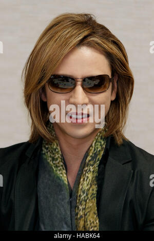 Tokyo, Giappone. 30 Novembre, 2016. Musicista giapponese Yoshiki di X JAPAN incontra i membri della sentenza Partito Liberale Democratico del Giappone (LDP) nella loro sede sul Novembre 30, 2016, Tokyo, Giappone. Yoshiki è stato invitato a contribuire a promuovere il Primo Ministro Shinzo Abe di amministrazione del progetto Cool Giappone all'estero. Raffreddare il Giappone è un progetto governativo che mira a promuovere la cultura giapponese e di attirare i visitatori stranieri. Nel 2016 il numero dovrebbe essere di 24 milioni di euro. Credito: Aflo Co. Ltd./Alamy Live News Foto Stock