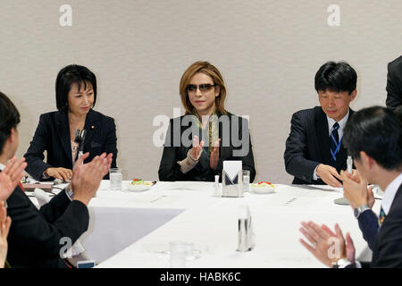 Tokyo, Giappone. 30 Novembre, 2016. Musicista giapponese Yoshiki di X JAPAN incontra i membri della sentenza Partito Liberale Democratico del Giappone (LDP) nella loro sede sul Novembre 30, 2016, Tokyo, Giappone. Yoshiki è stato invitato a contribuire a promuovere il Primo Ministro Shinzo Abe di amministrazione del progetto Cool Giappone all'estero. Raffreddare il Giappone è un progetto governativo che mira a promuovere la cultura giapponese e di attirare i visitatori stranieri. Nel 2016 il numero dovrebbe essere di 24 milioni di euro. Credito: Aflo Co. Ltd./Alamy Live News Foto Stock