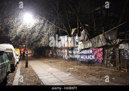 Berlino, Germania. 30 Novembre, 2016. Banner appesa alla recinzione autonomi di progetto di alloggi Koepenicker Strasse a Berlino, Germania, 30 novembre 2016. Una giovane donna è stato trovato morto sul sito. La polizia dice non è ancora chiaro come la donna morì foto: Maurizio Gambarini/dpa/Alamy Live News Foto Stock