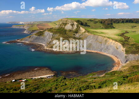 Chapman's Pool Dorset UK con Fishermans Huts, Houns Tout e Jurassic costa spazzando via verso Weymouth e cielo blu Foto Stock