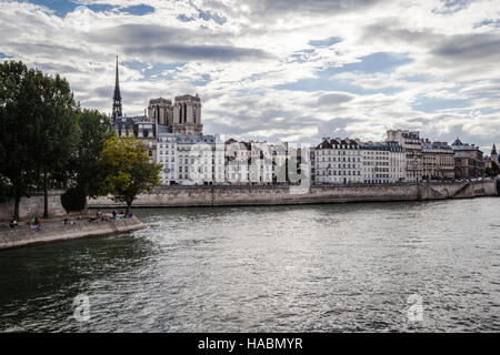 Siene River e la Cattedrale di Notre Dame da Pont Louis Philippe Foto Stock