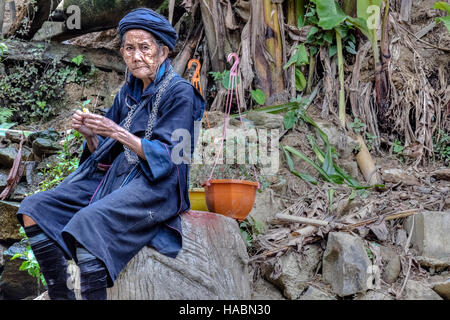 Nero donna Hmong in Cat Cat village, Sapa, il Vietnam Asia Foto Stock
