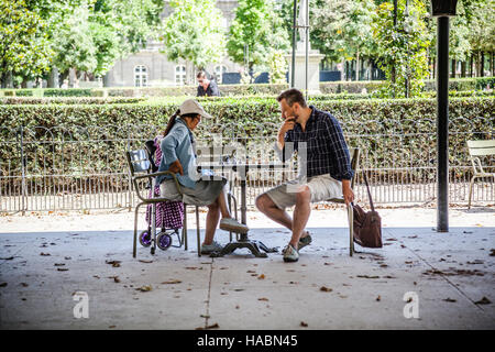 Persone che giocano a scacchi nel Jardin du Luxembourg, Parigi, Francia Foto Stock