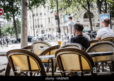 I clienti al tradizionale outdoor Cafe' Parigino in centro città. Foto Stock