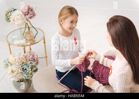 Bella madre attraente tenendo le sue figlie mano Foto Stock