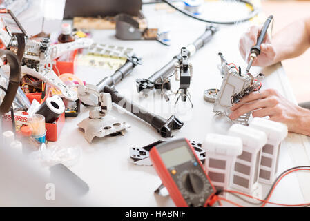 Close up del mans mani usando attrezzature e drone dettagli Foto Stock