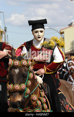 Maschera sarda presso la Sartiglia festa e la sfilata di carnevale di Oristano, Sardegna, Italia Foto Stock