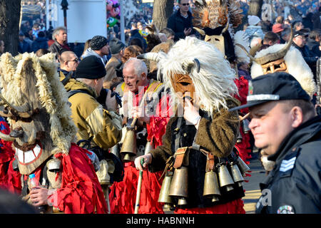 Tradizionali bulgare masquerade costumi alla annualmente masquerade giochi in Pernik, Bulgaria Foto Stock