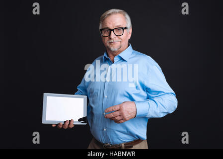 Grigio intelligente dai capelli uomo che indossa gli occhiali Foto Stock