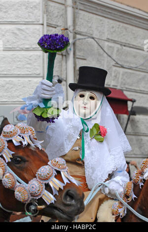 Una processione componidori segna l'inizio del torneo, Sartiglia festa, Oristano, Sardegna, Italia, Europa Foto Stock