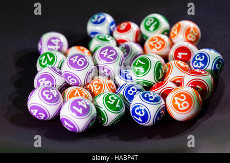 Lotteria colorati di palline in una sfera. Macchina di gioco d'azzardo e euqipment. Foto Stock