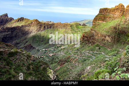 Verde valle rocciosa di Masca città sull'isola di Tenerife, Spagna Foto Stock